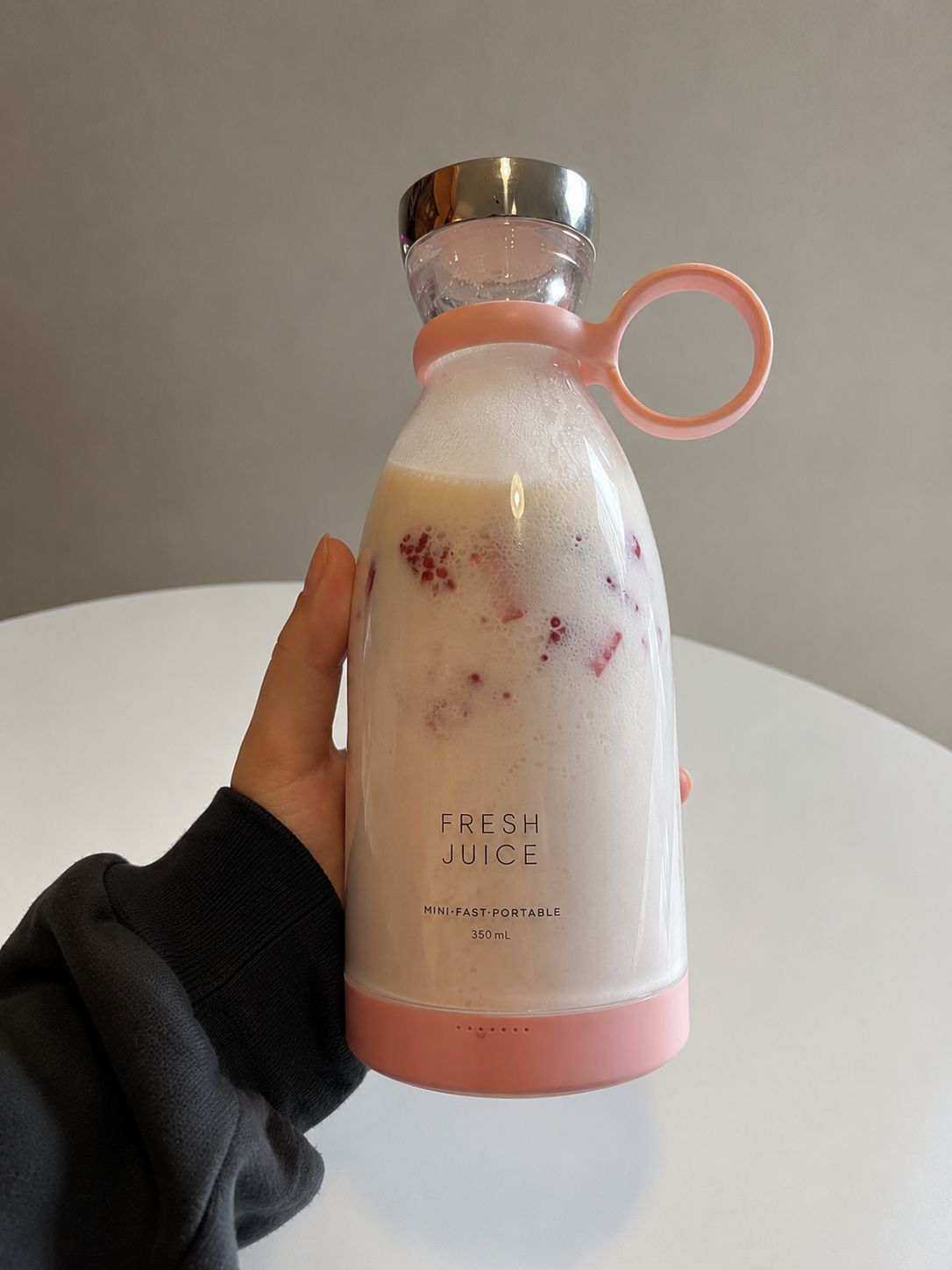 Verifierad kund håller BLENZA med jordgubbsmoothie