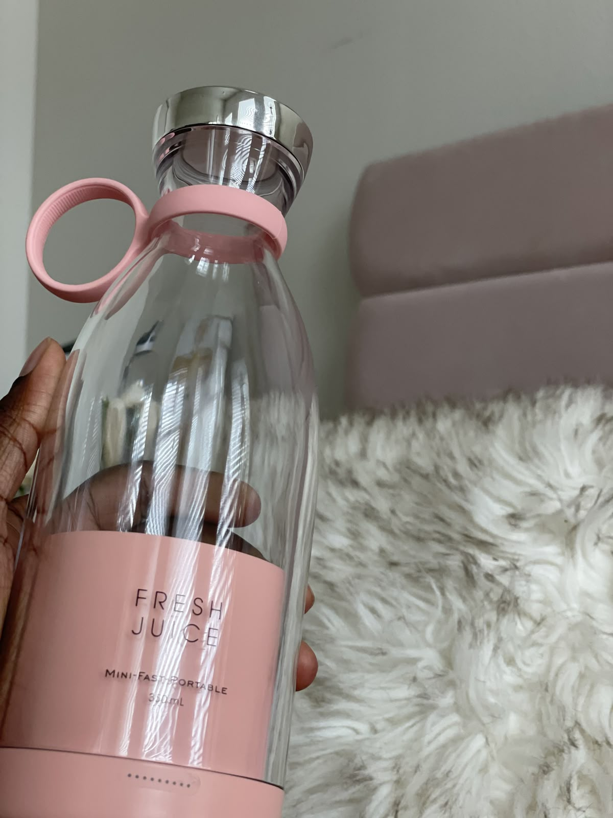 Verifierad kund visar upp rosa BLENZA hemma