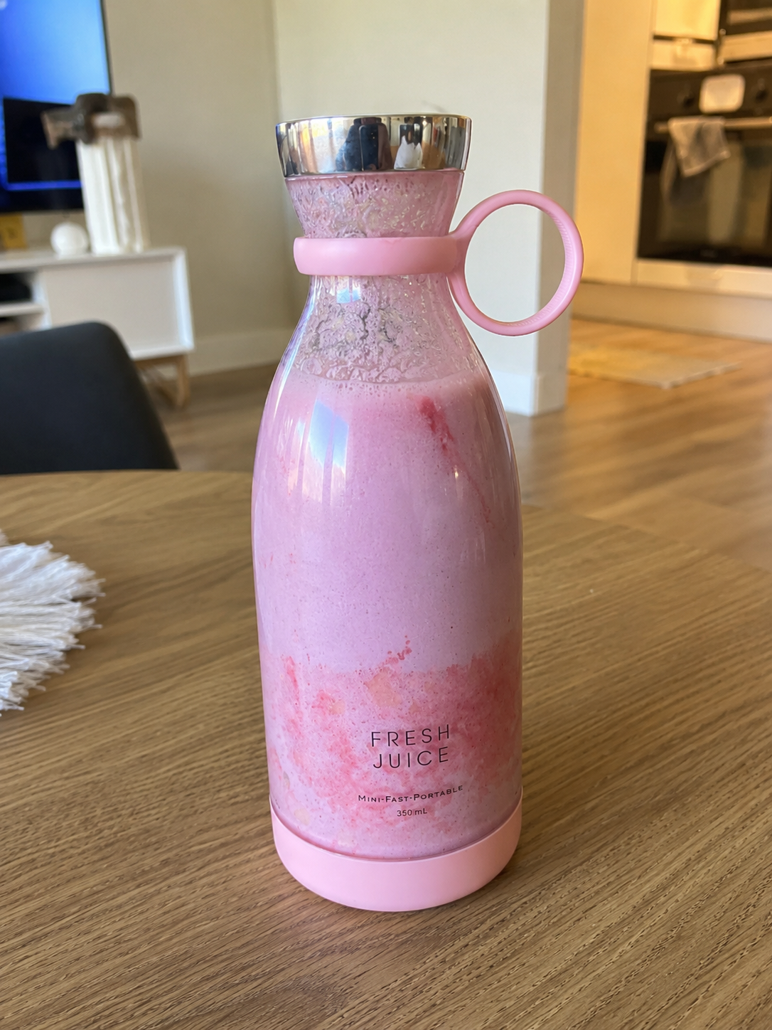 Verifierad kunds rosa smoothie i BLENZA på bord